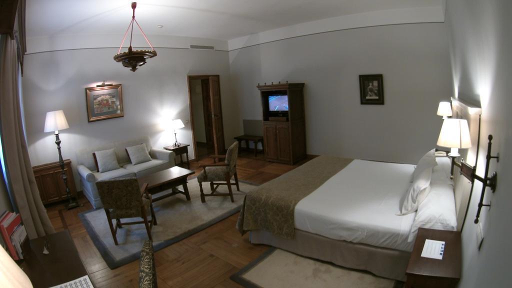 ホテル パラドール デ サンティアゴ - オスタル レイス カトリコス サンティアゴ・デ・コンポステーラ エクステリア 写真